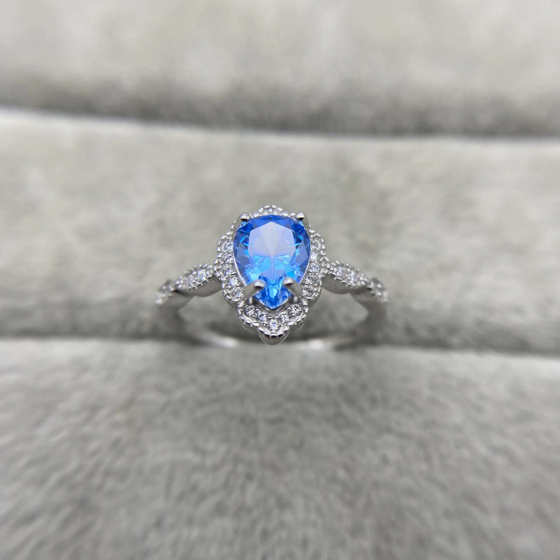 2023 Mode Nya S925 Silver Deluxe Blue Topa Diamond Ring med enkel europeisk och amerikansk design Kvinnors personlig ring
