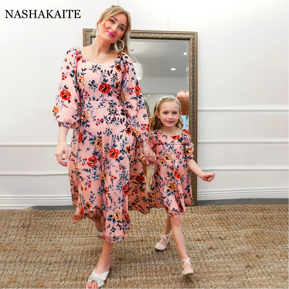 Abiti coordinati per la famiglia primavera ed estate Mamma e figlia rosa Abito lungo floreale set di look per la famiglia Vestiti per me e la mamma abbinati agli abiti per la famiglia 230804