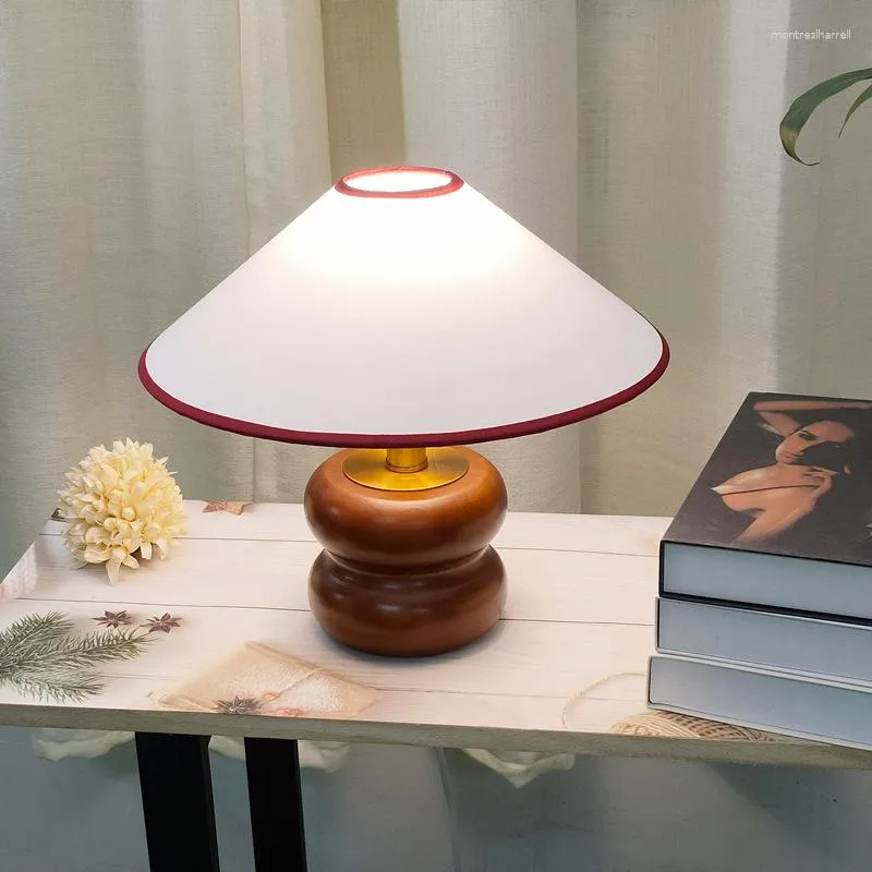Lámparas de mesa Lámpara de madera maciza American Vintage Decoración de dormitorio de madera Estudio Mesita de noche Pantalla de tela Iluminación LED