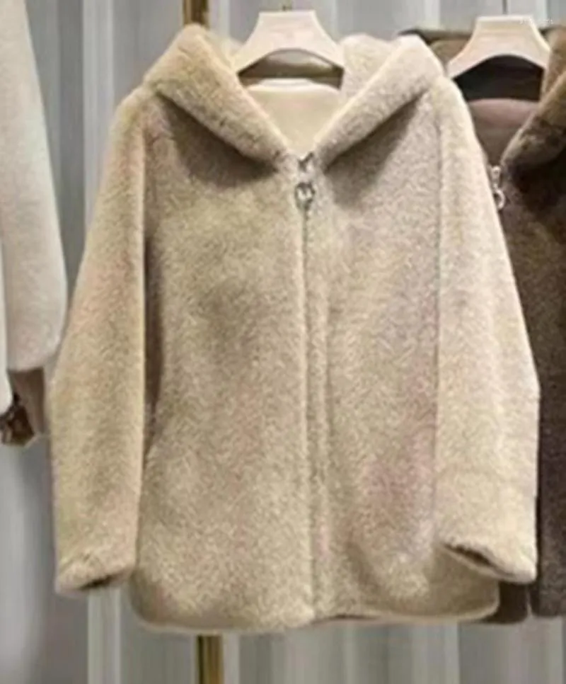 Fourrure pour femmes 2023 arrivée à la mode femmes vison artificiel veste facile Match en peluche court chaud à capuche Faux
