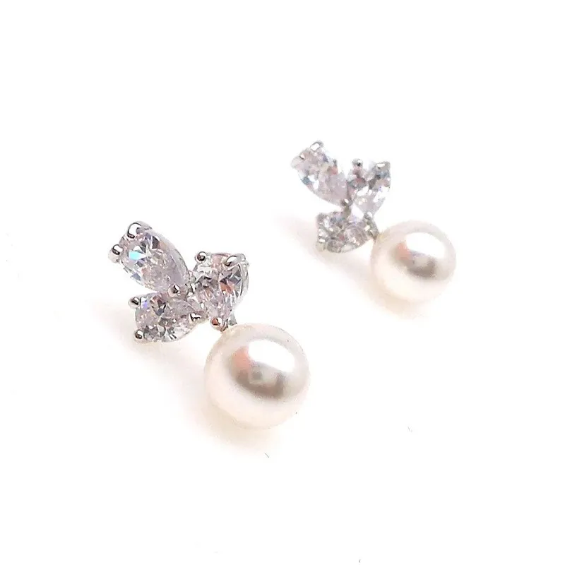 Zierliche künstliche Perlenohrringe für Frauen mit glänzendem Zirkonia. Zarte weibliche Ohrringe, eleganter Alltagsschmuck