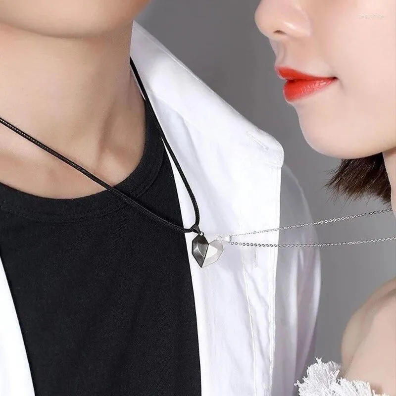 Chaînes Saint Valentin Cadeau Commémoratif 2 Pcs Amoureux Creative Mode Coeur Pendentif Couple Collier Charme Magnétique