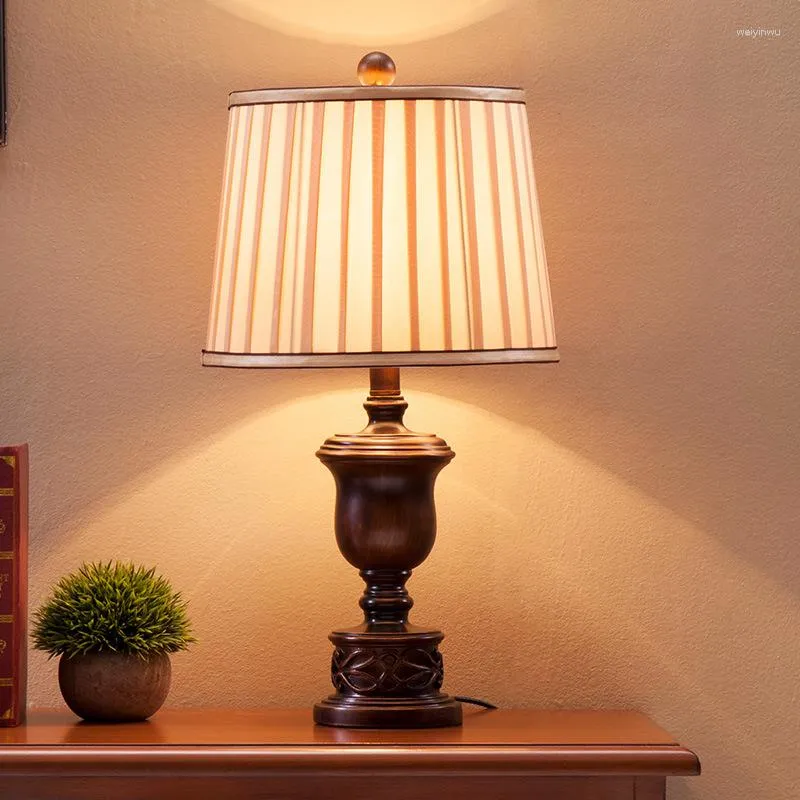 Настольные лампы Quality ткани лампа спальня кровати американский ретро -фонарь романтический теплый декор, гостиная, эль офис