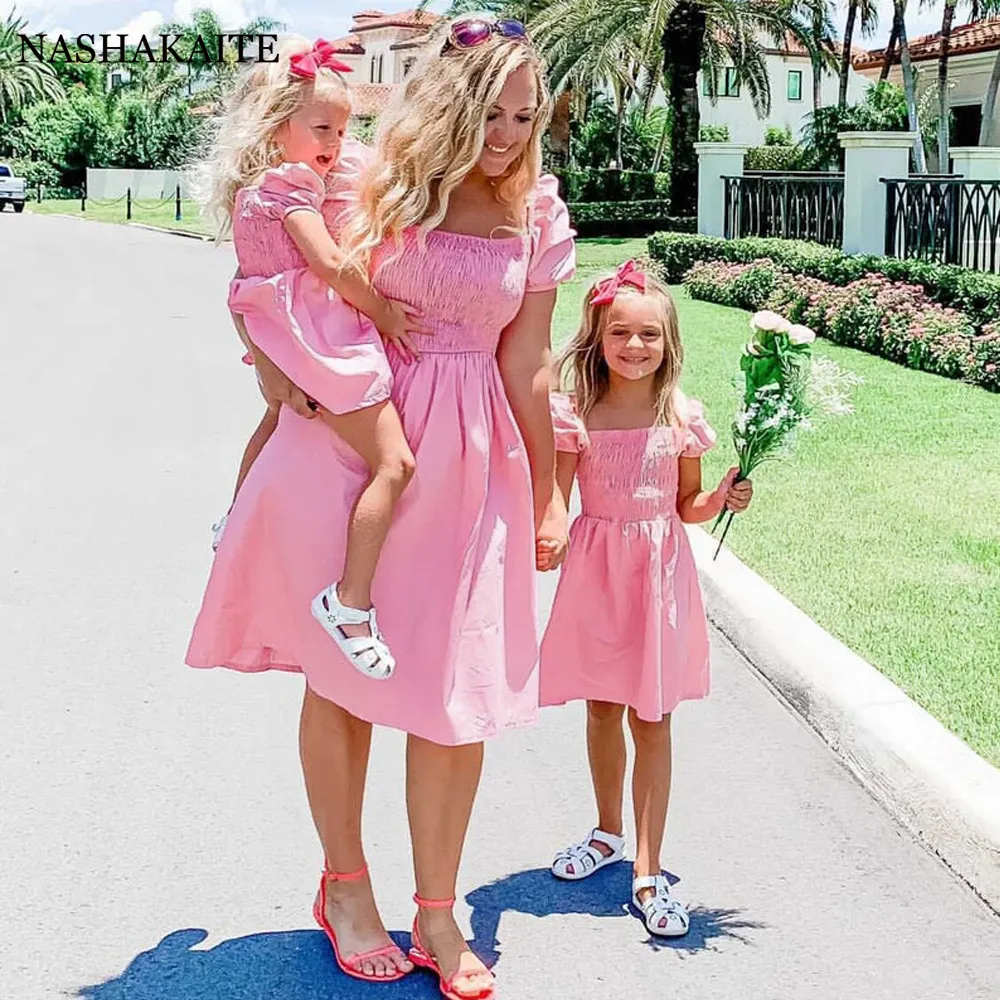 Abiti coordinati per la famiglia Estate Mamma e figlia look da famiglia Abito a maniche corte a bolle rosa Abiti per la mamma e per me Abiti casual abbinati per la famiglia 230804