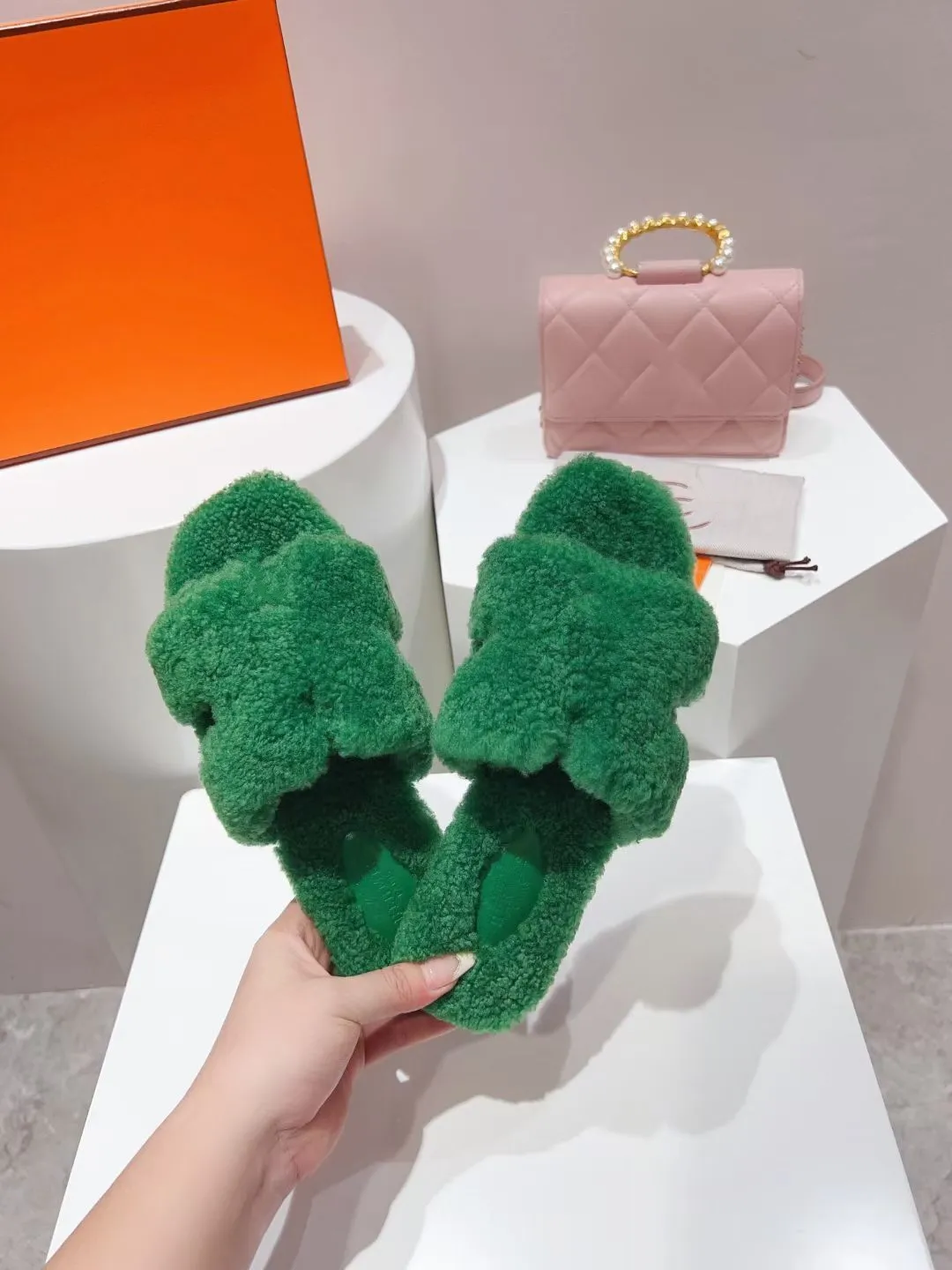 2023 Designer New Slippers Winter Large Size Candy Color Non-Slip Sandals Fashion Street Ladies Premium Warm Fur Slippers 35-42 MKIKM00003