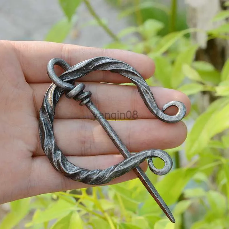 Szpilki broszki qihe biżuteria pokręcona wiking zapięcie broszka penanular płaszcz płaszcza pin metalowy szalik pin Pire Mężczyźni kobiety Wiking Biżuteria Viking Prezenty HKD230807