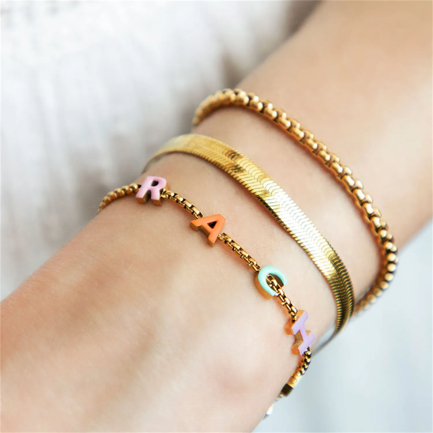 Charm Armband Anpassade emaljnamn Armband Personligt brev Guld Anpassad rostfritt stål smycken Bangle Exquisite Gift For Women 230807