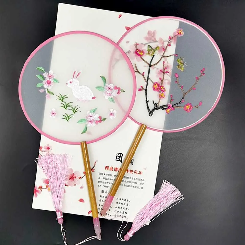 Produits de style chinois Éventail de danse créatif rétro Portable broderie fleur éventail chinois en soie artisanat avec glands manche en bois cadeau pour fille