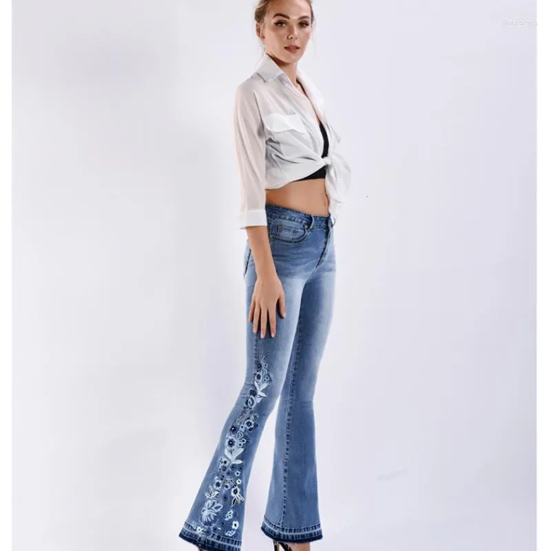 Jeans feminino Calça jeans flare bordada