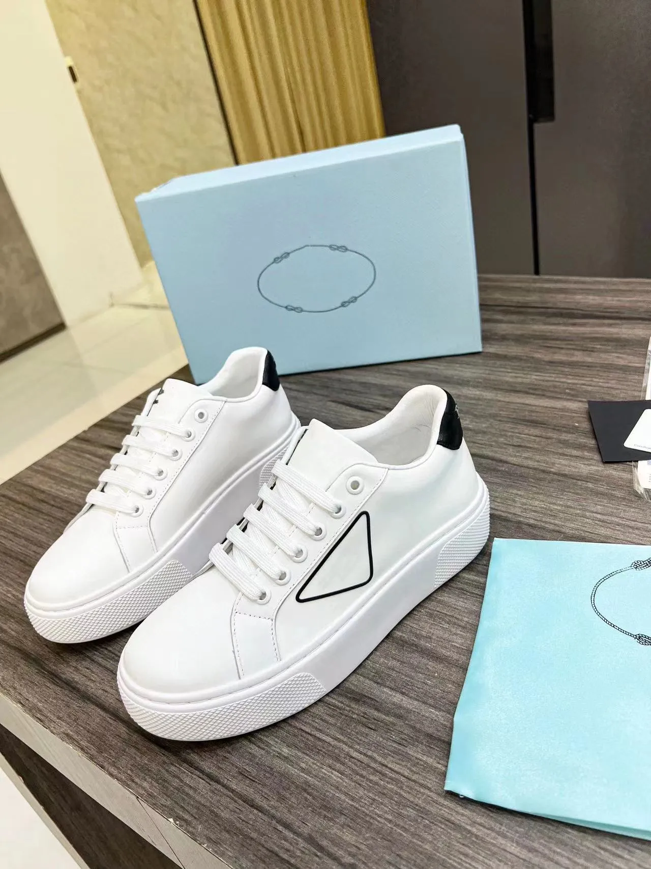 2023 nouvelles chaussures de bord décontractées de luxe bas triangle étiquette lettre semelle souple sport petites chaussures blanches