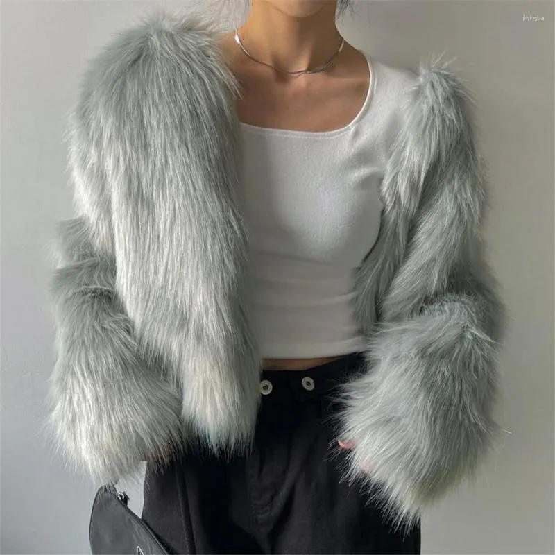 Kurtki damskie 2023 Jesienna i zimowa moda mały płaszcz zapachowy naśladowanie futra luksusowy krótki, szczupły ciepły płaszcz.