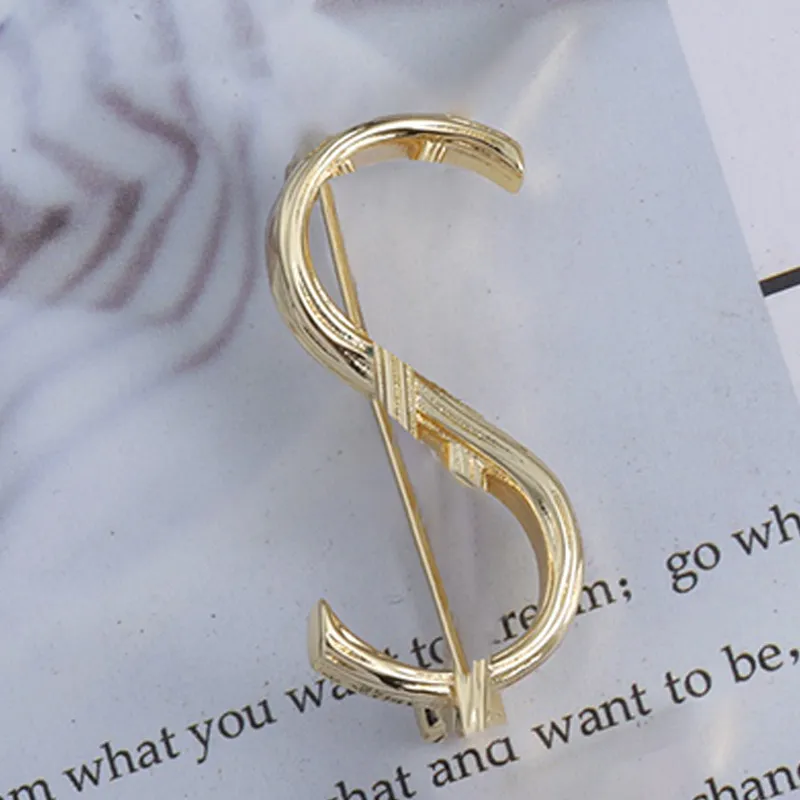 Women Metal Brosch Simple S Letter 18K Gold Plated Classy Classic Ladies rostfritt stål Pin Accessories Gift Wrap With Box