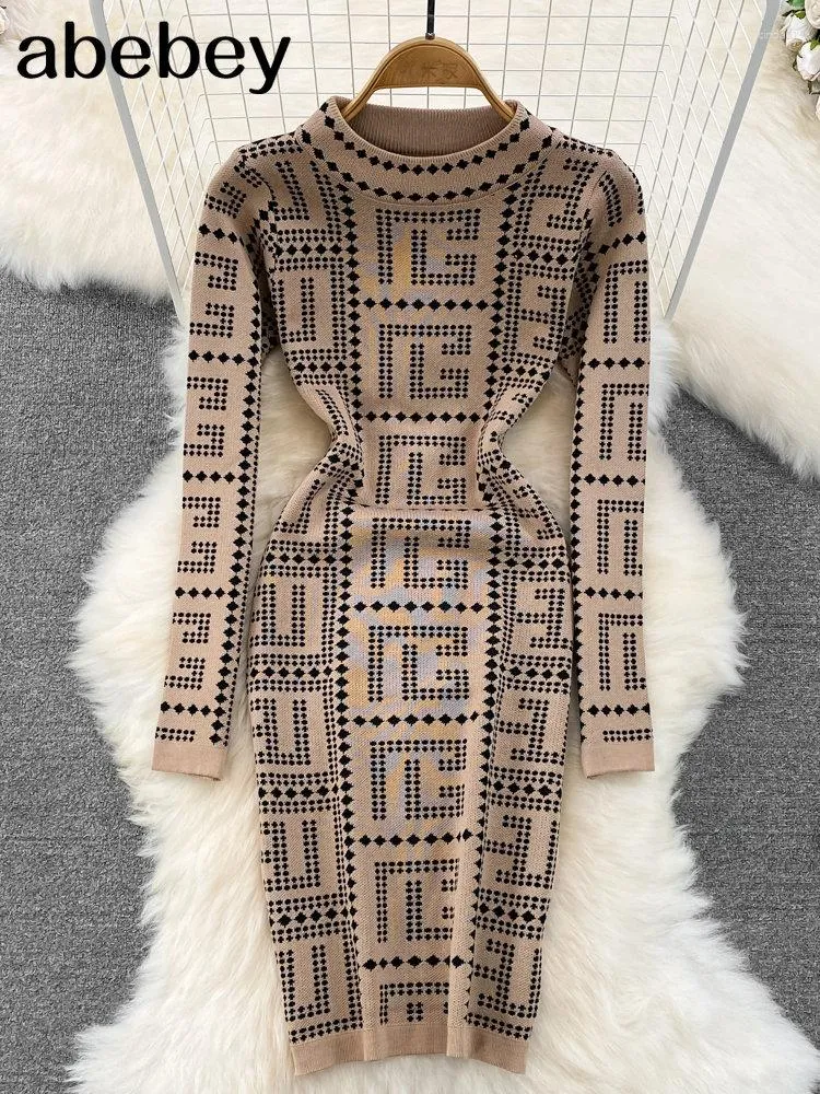 Casual Dresses Retro Printed Knitted Sheath Dress Women French O Neck Design Long Sleeve Elestic Winter Midi Sweater