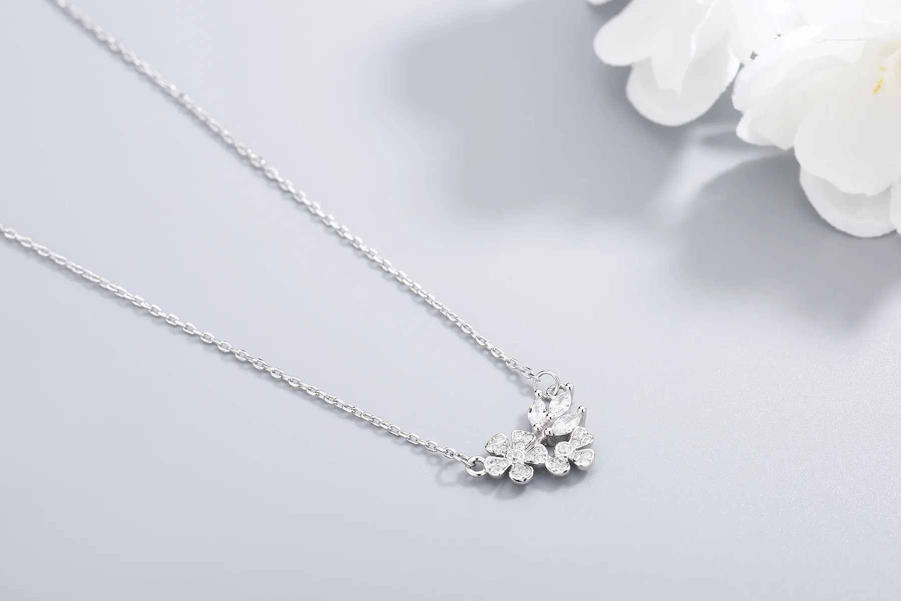 2023 mode nouveau 925S argent fleur ensemble avec pendentif en diamant complet et conception d'os de verrouillage pour collier de femmes minimalistes