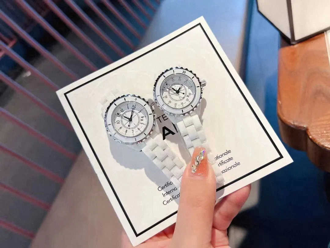 كلاسيكي أنيقة المصمم مشاهدة النسائية أزياء الساعات البسيطة 34 ملم السيراميك النساء الأسود أبيض ساعة ملونة wristwatches C849