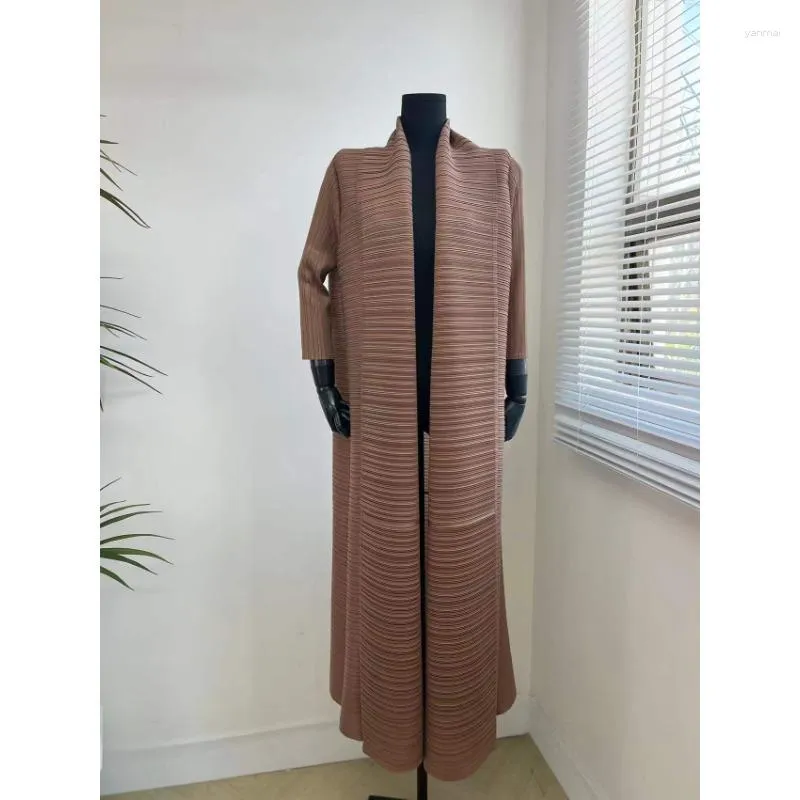 Femmes Trench manteaux Miyake plissé Long manteau 2023 automne Cardigan coupe-vent solide ample grand revers avec ceinture femmes Robe