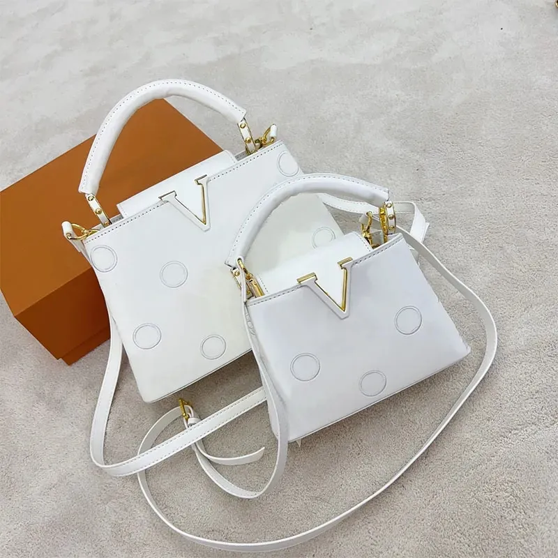 Luxurys designer väskor capucines tote kvinnor män handväskor handväska bokstäver gyllene crossbody väska axelväskor 2308083z