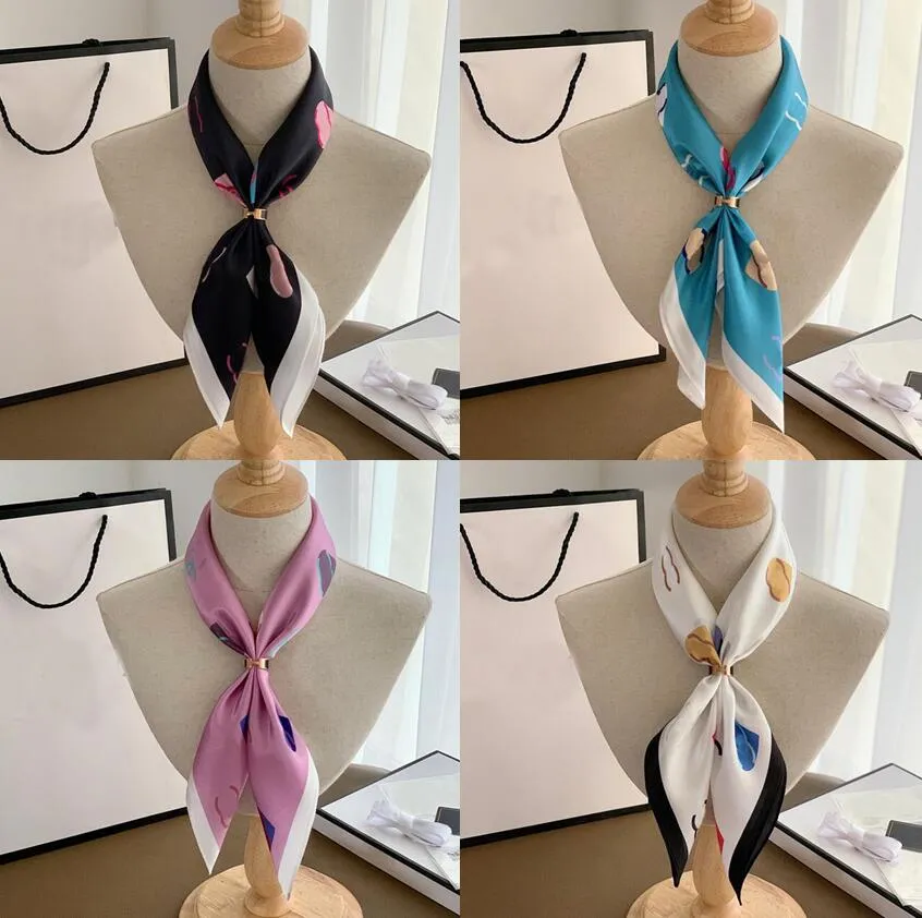 Famous Styles Women Designer Letter Printing Bandanas Silk Scarf Luxury Brand Solid Color Satin Material Flower Pattern Square Headband Durag Size 70*70cm
