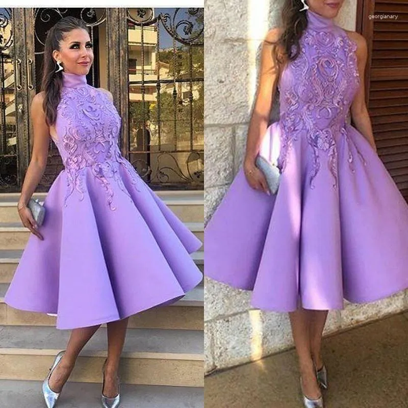 Party Dresses Homecoming Lace Satin -längd Korta applikationer Anpassade MDAE Lätt Purple High Neck 2023 ärmlösa aftonklänningar