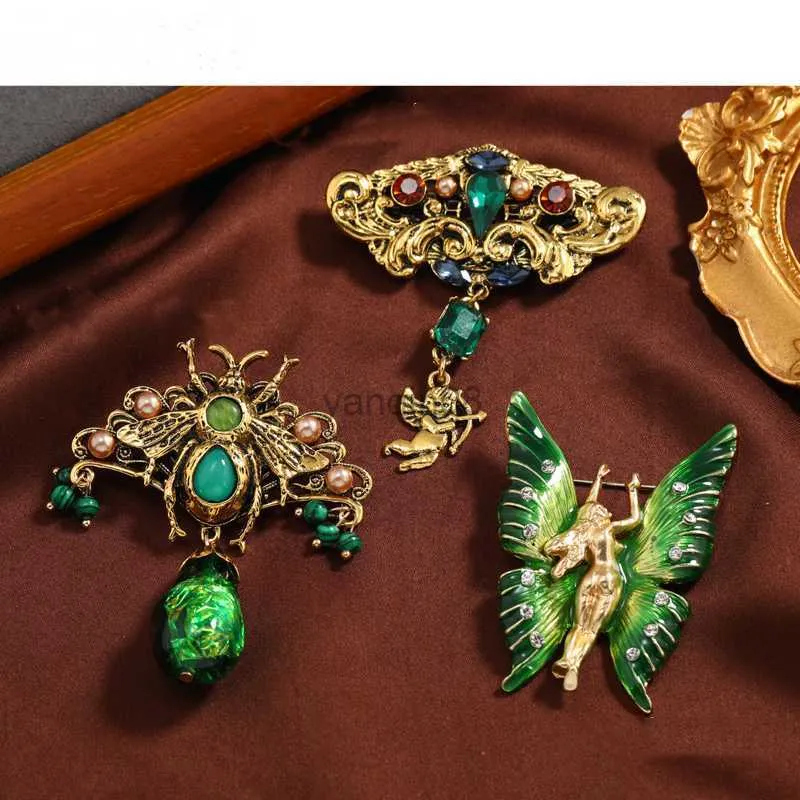 Pins Brooches Classic Women Lady Palace Emerald Middle Crystal Butterflies Bee Pins Accessories Vintage Baroque Design Pendant Corsage Brooch HKD230807