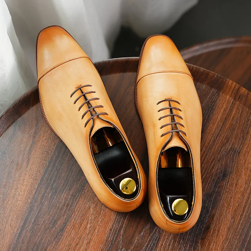 2023 Real Cow Men's Formal Handgjorda kvalitet Bekväm äkta läderdesigner bröllopsföretag Oxfords skor