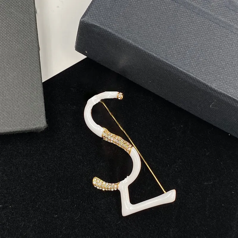 Enkel alfabetet brosch vit jade guldpläterad mode retro märke brosch damer klassiska fest smycken tillbehör med presentförpackning