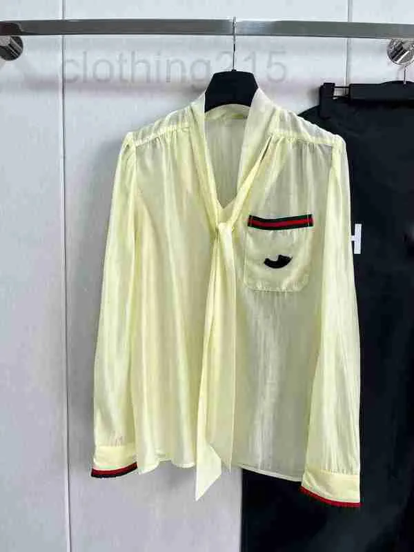 Женские блузкие рубашки дизайнер 2023 Ранняя осень Новый G Commuter Style Простой и модный контрастный карманный плетение ленты