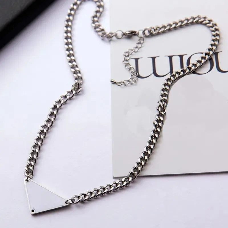 Chaînes Colliers Dames Pendentifs Bijoux Designer Sier Couleur Hommes Croix Collier Femmes Triangle Lettres Amour Trendy Punk Hommes Émail Cool Street Femmes Y1 s