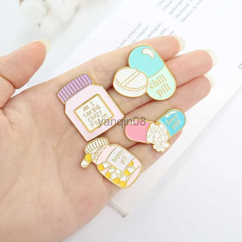 Pins Brooches Pill Capsule Shape Letter Brooch Nurse Pharmacy Heart-shaped Brooch Cute Band-aid Brooch Mini Medicine Bottle Pins Fashion Badge HKD230807