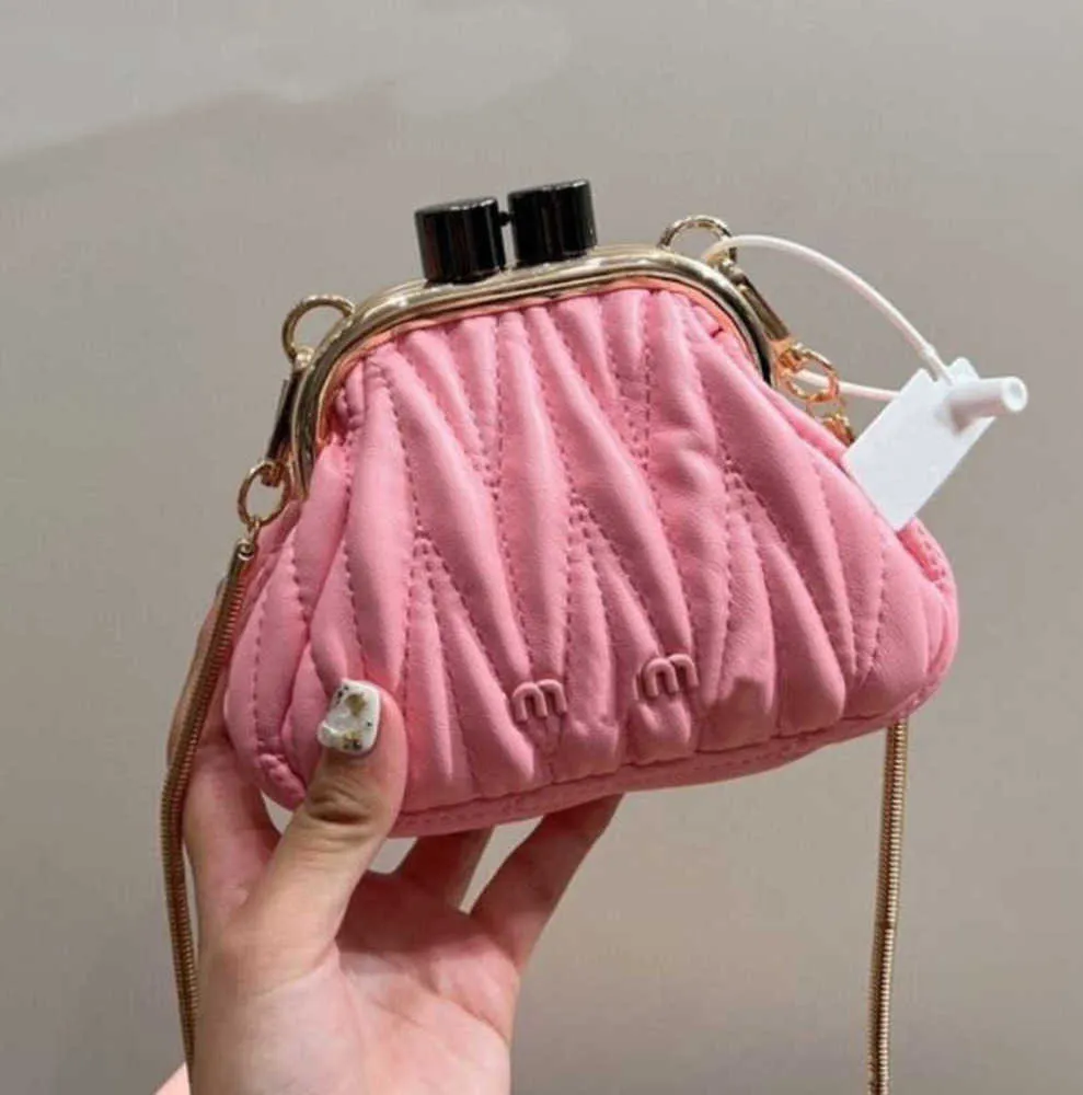 Роскошная сумка для клипа Miu Дизайнерские сумки для плеча женщин Женские модные цепь кросс -кусочек мини -пельмени сумочка Мессенджер французское меньшинство
