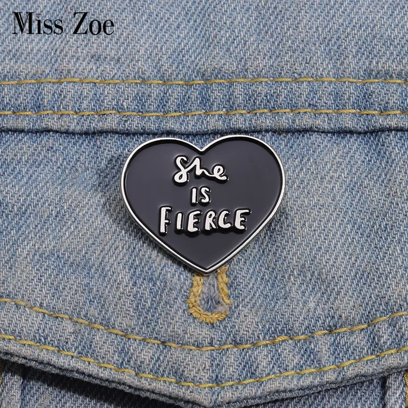 She Is Fierce Emaille-Anstecknadeln, individuelle Shakespeare-Zitate, schwarze Herzbroschen, Anstecknadeln, feministischer Schmuck, Geschenk für Kinder, Freunde