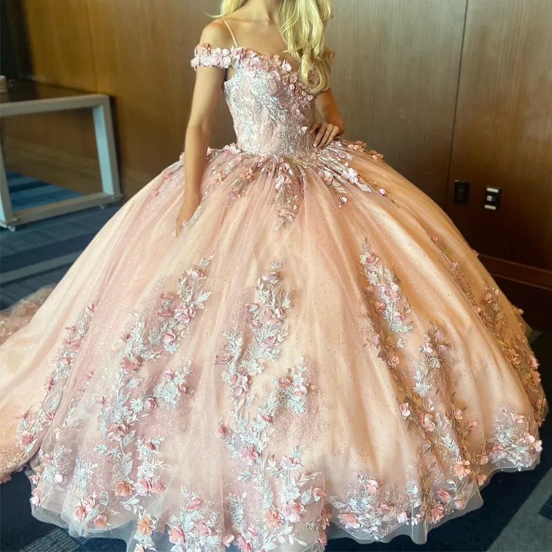 2024 شمبانيا لامعة الأميرة Quinceanera فساتين قبالة كتف الدانتيل الزائفة 3D زهرة الديكور الكريستال فيديس دي 15 أنوس