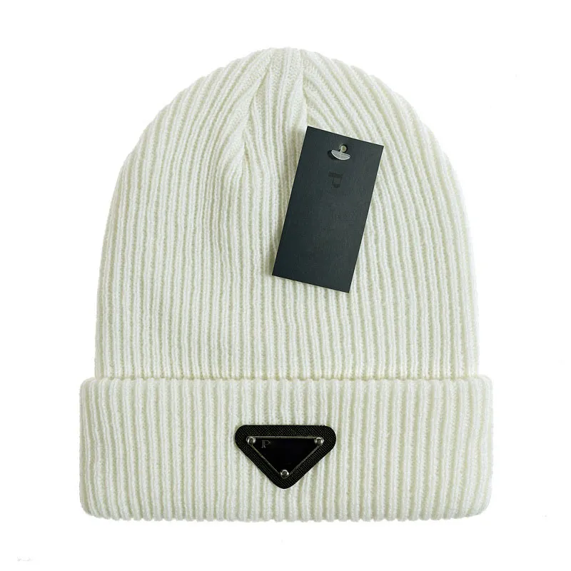 designer Beanie luxury knitted hat ins popular Winter Unisex Cashmere metal Letters Casual Outdoor Bonnet Knitted caps very good gift