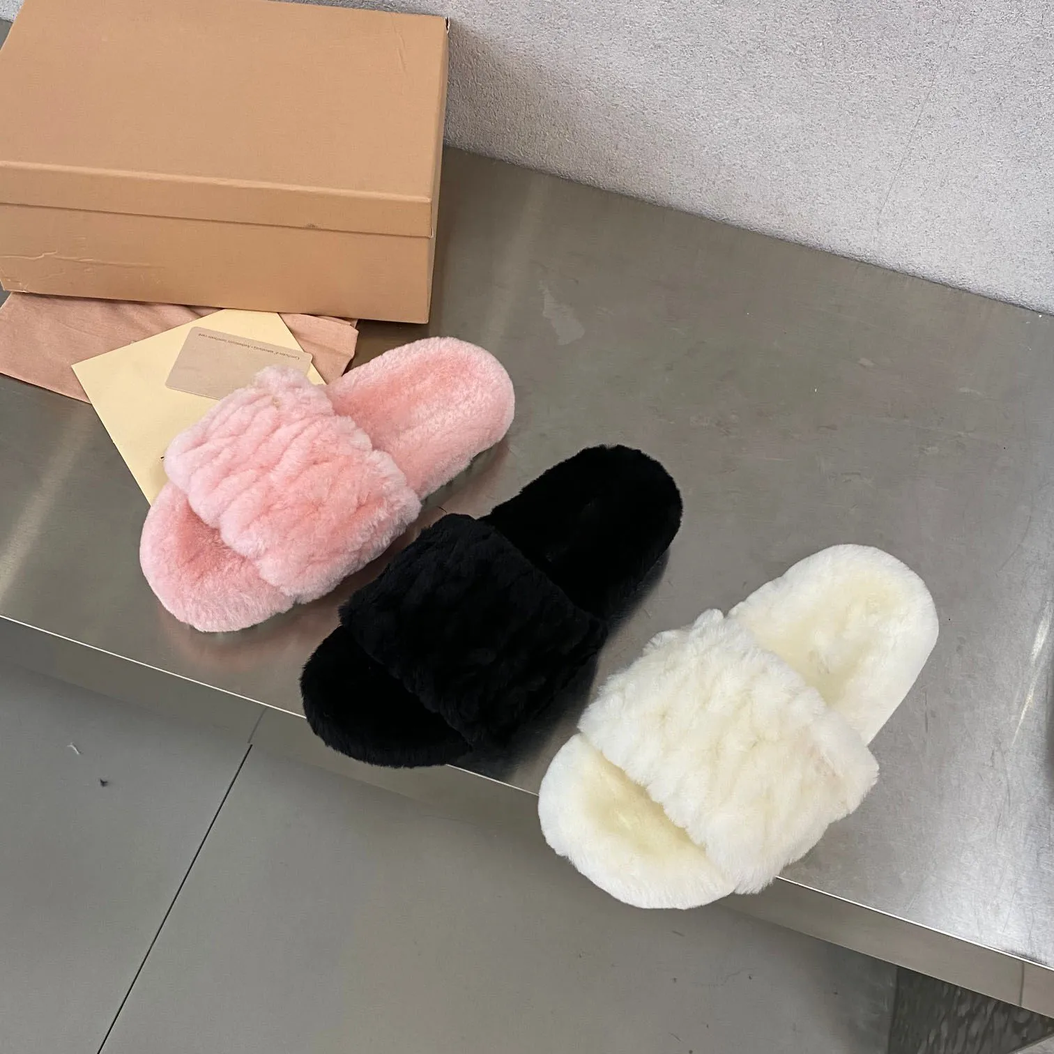 Açık Toe Shearling Slaytlar Etiket Sürtünme Çubuk Sandalet Sonbahar ve Kış için Istamped Açık Ayak Parmağı Kadınlar İçin Lüks Tasarımcı Tatil Flats Sandal Fabrika Ayakkabı