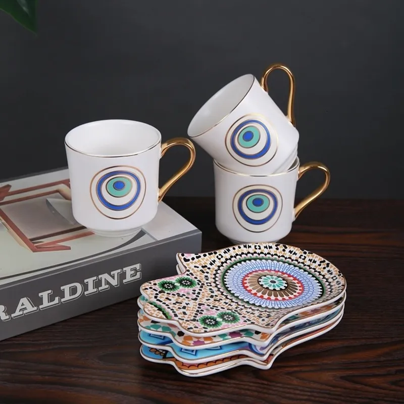 Tasses tasse à café turque et soucoupe Set Devils Eye Hamsa main plat européen rétro suspendu oreille créatif en céramique cadeau 230807