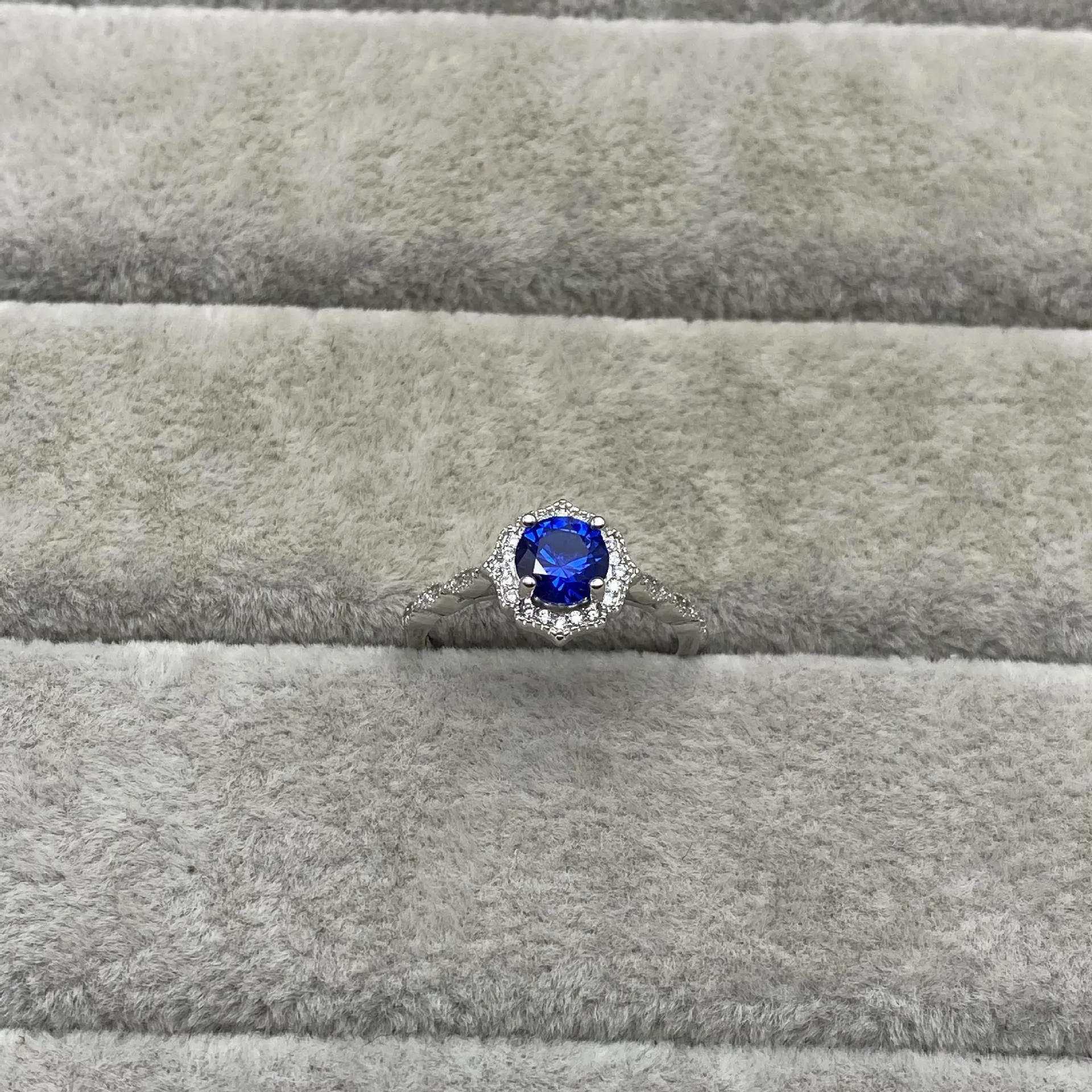2023 New S925 Silver Deluxe Oval Blue Pagoda Stone Set Diamond Ringエレガントパーソナリティウェディングリング女性リング