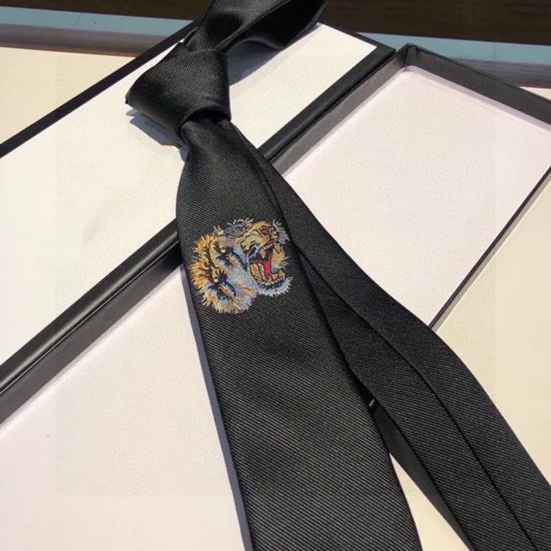 2023 Projektanci męskie litery remisowe jedwabny krawat 100 ręcznie robione luksusowe chudą markę Wedding Business Trane Designer Designer Kit krawat 2308089pe