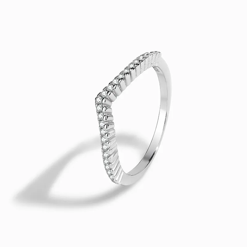 2023 nouvelle vente chaude en argent Sterling S925 platine Zircon blanc en forme de V appariement conception de bijoux sentir la lumière de luxe bague pour femme