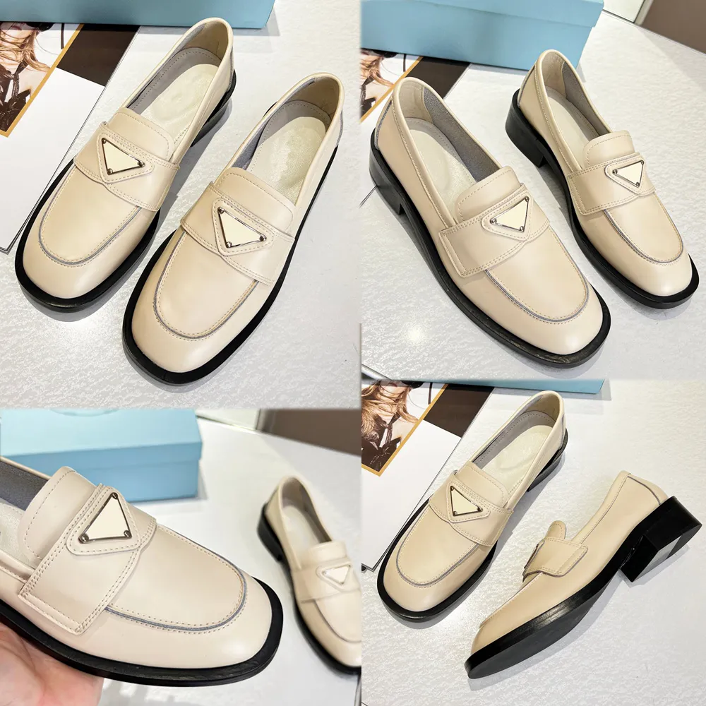 Mocassins de couro escovado sem forro Mocassins pretos 1D238 caracterizados por seus refinados mocassins da marca feminina Mocassins da moda clássica com logotipo de assinatura triangular