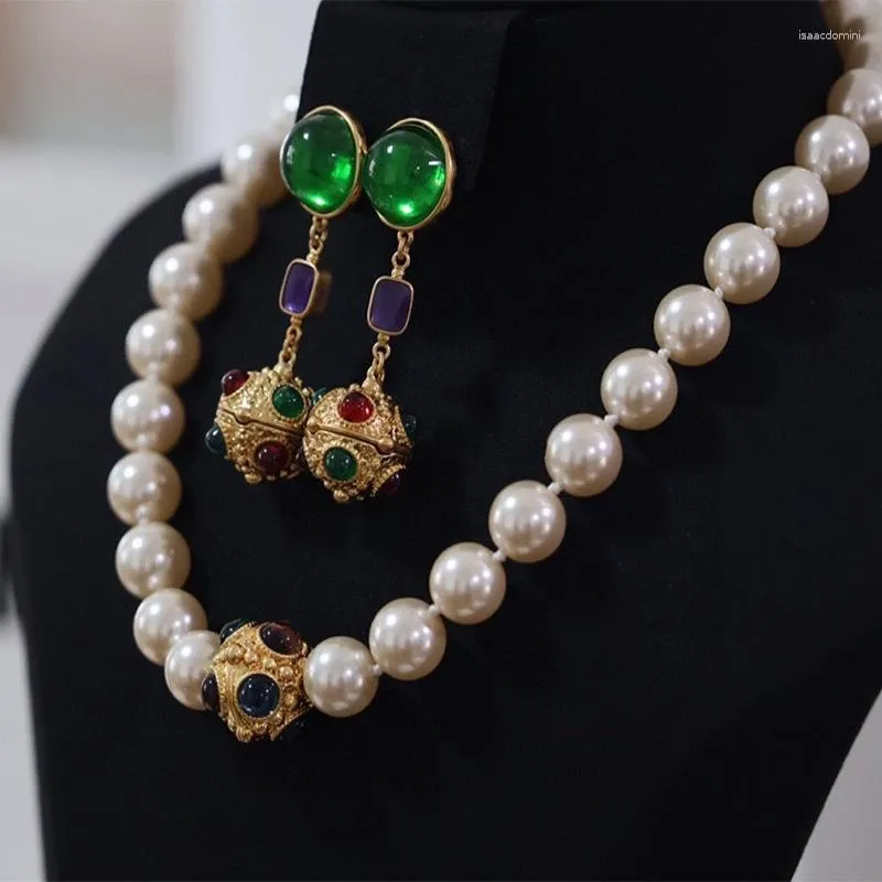 Halskette Ohrringe Set 2023 Europäischer und amerikanischer Vintage-Licht-Luxus-vergoldeter eleganter Messing-Perlen-Kugel-Anhänger