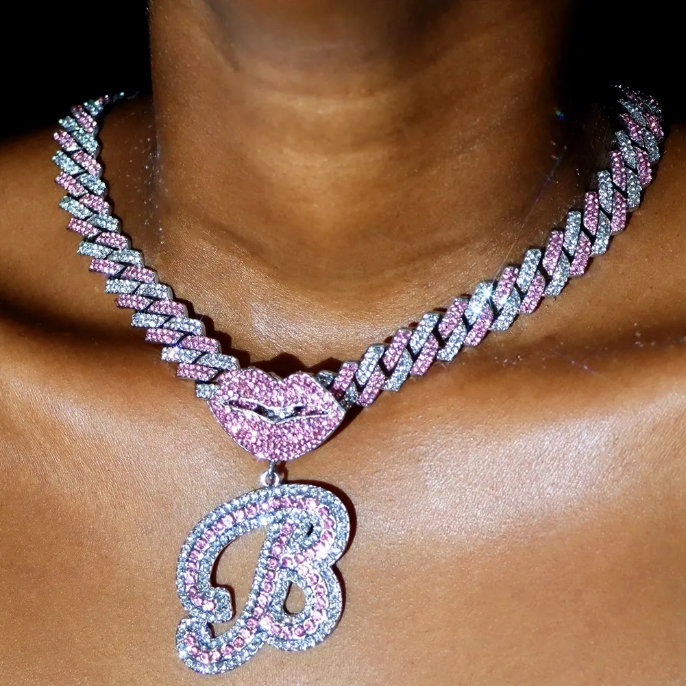 Collane con ciondolo Hip Hop Rosa Bocca Lettera Iced Out Collana a catena a maglia cubana per le donne Bling Collane iniziali Gioielli regalo di compleanno 230808