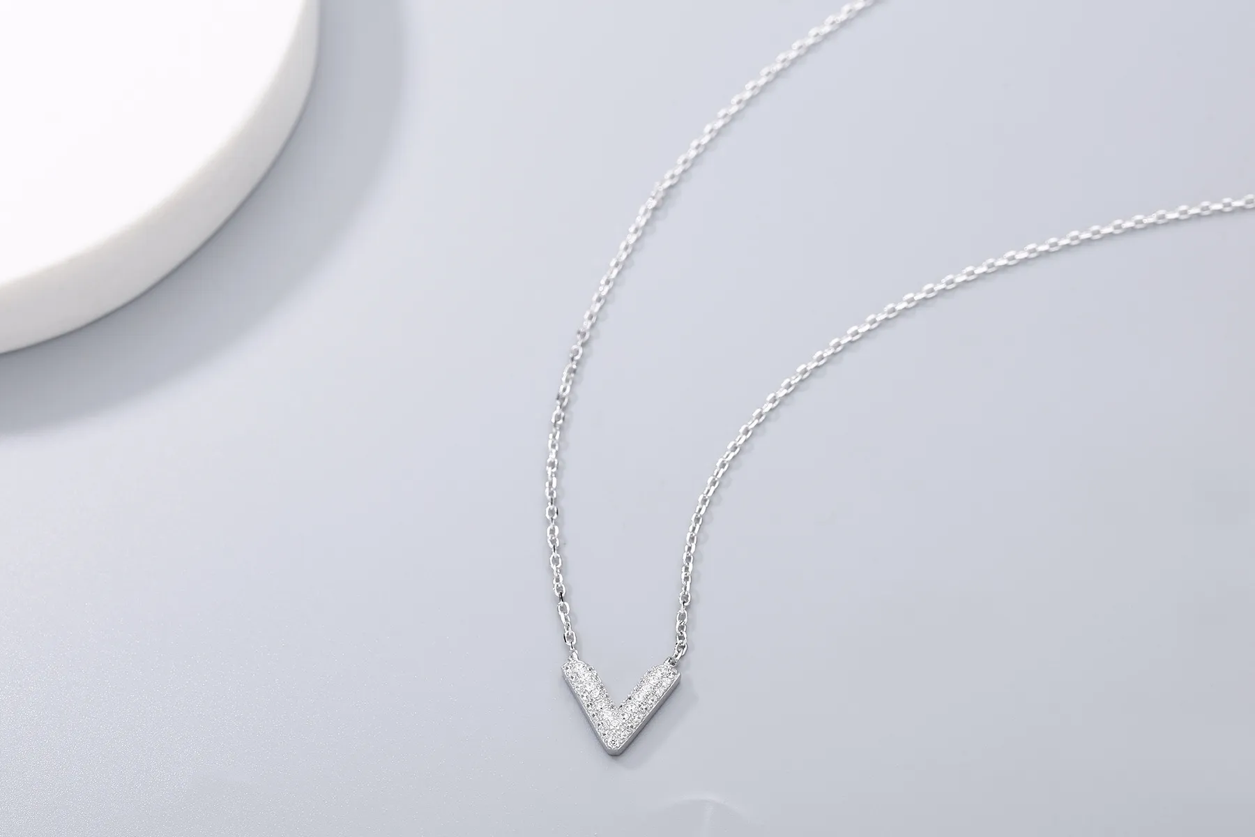 2023 Fashion New Hot Selling Japanse en Koreaanse 925S Zilveren Kleine V-vormige Volledige Diamanten Hanger met Minimalistische Ketting