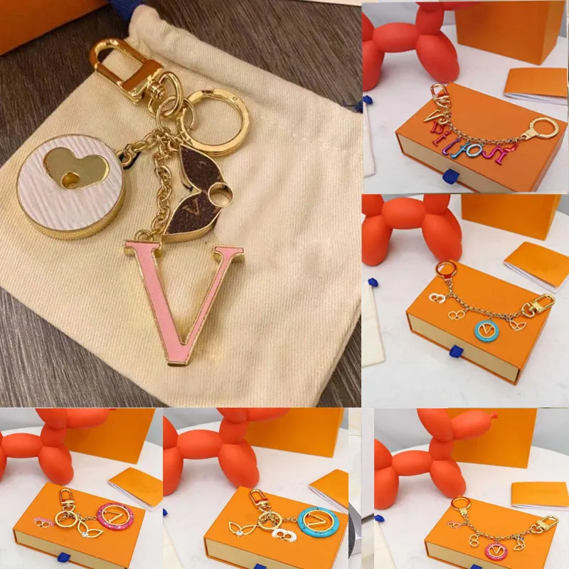 디자이너 Keychain 2023 높은 qualtiy 브랜드 패션 지갑 펜던트 자동차 체인 매력 가방 가방 키핑 장신구 선물 수제 액세서리