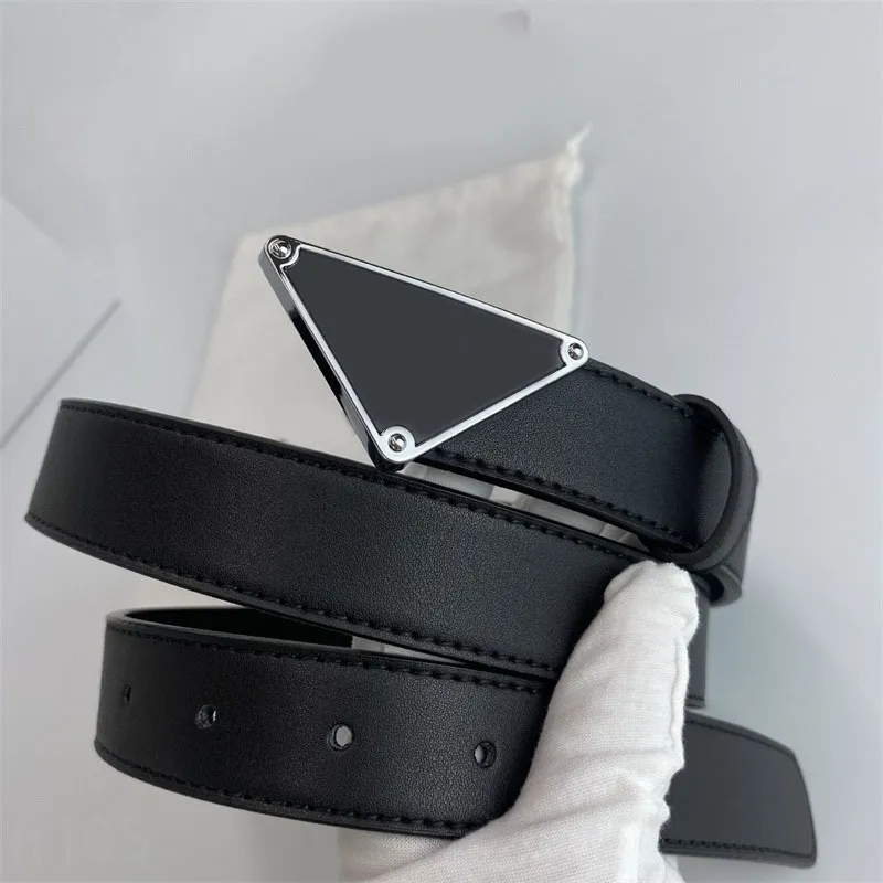 مصمم الحزام الفاخر مثلث حزام نسائي أسود سراويل جينز سراويل جينز تزيين 3.8 سم عرض سلس حزام جلدي أصلي عارضة