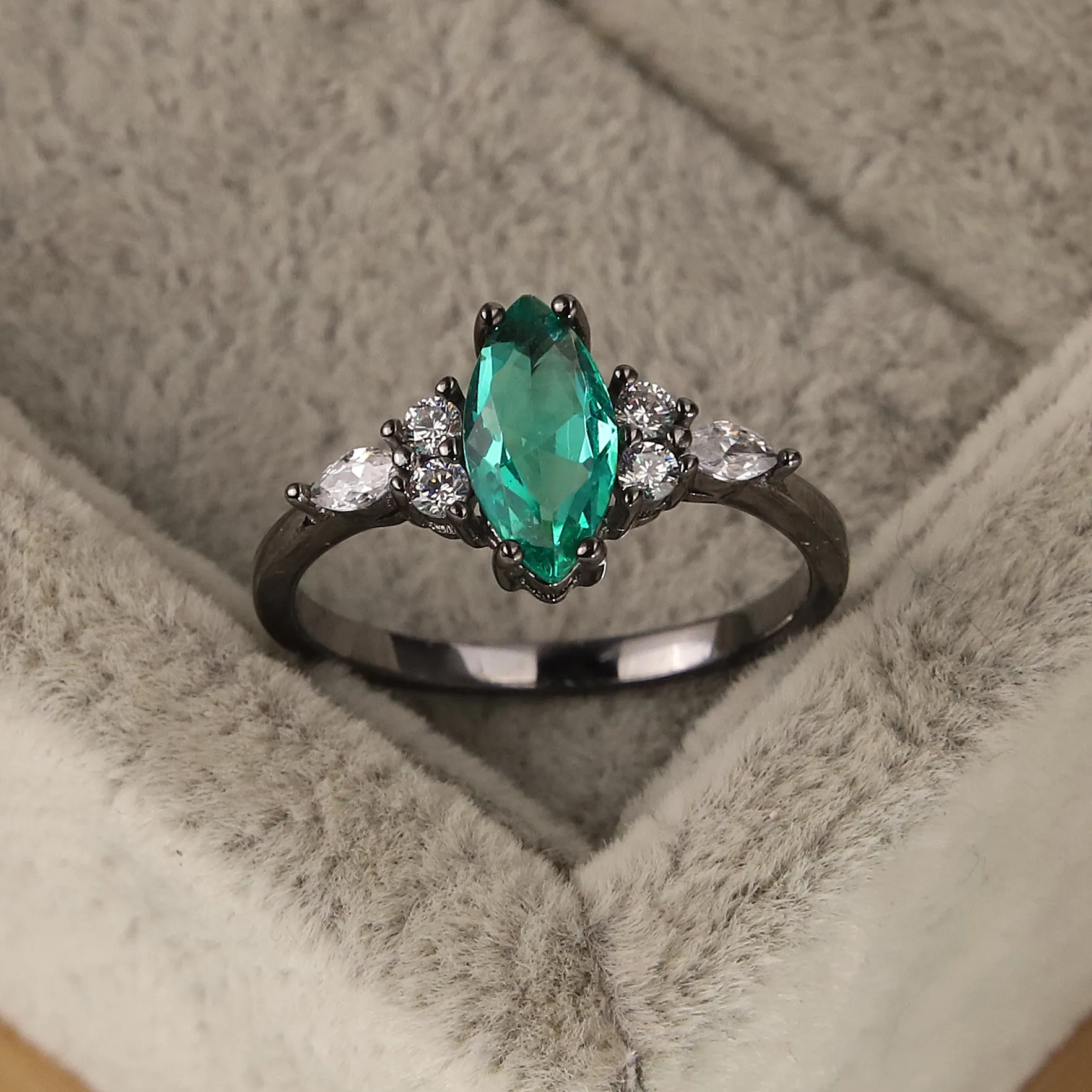 2023 Nuovo anello in argento S925 europeo e americano Anello con smeraldi a quattro artigli Anello con diamanti incastonati ovali Anello nero tinto personalizzato