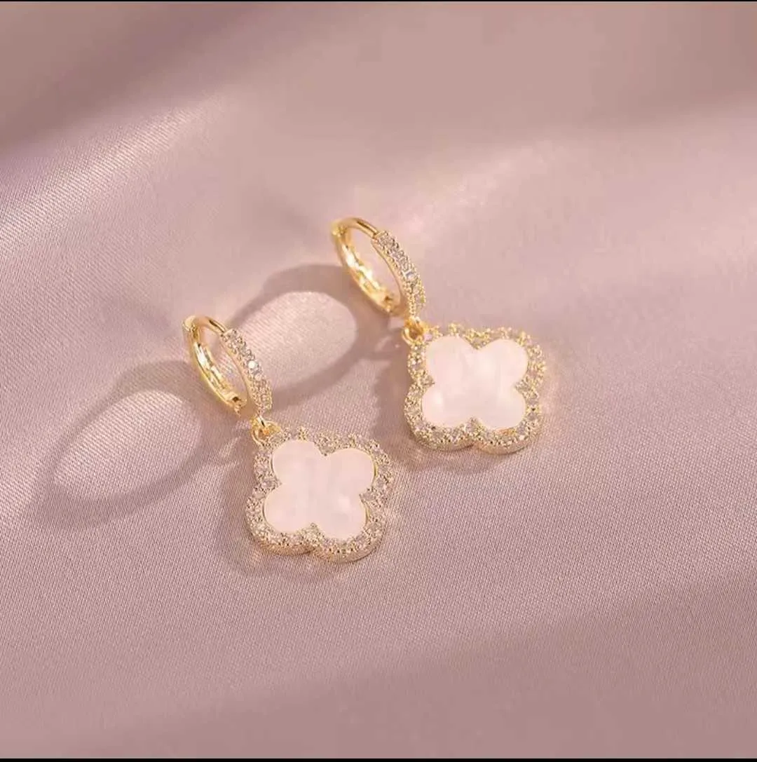 Designer Four-leaf for Women Senior Classic Small Fragrant Wind New Clover Earrings Gold Light Flash 2024