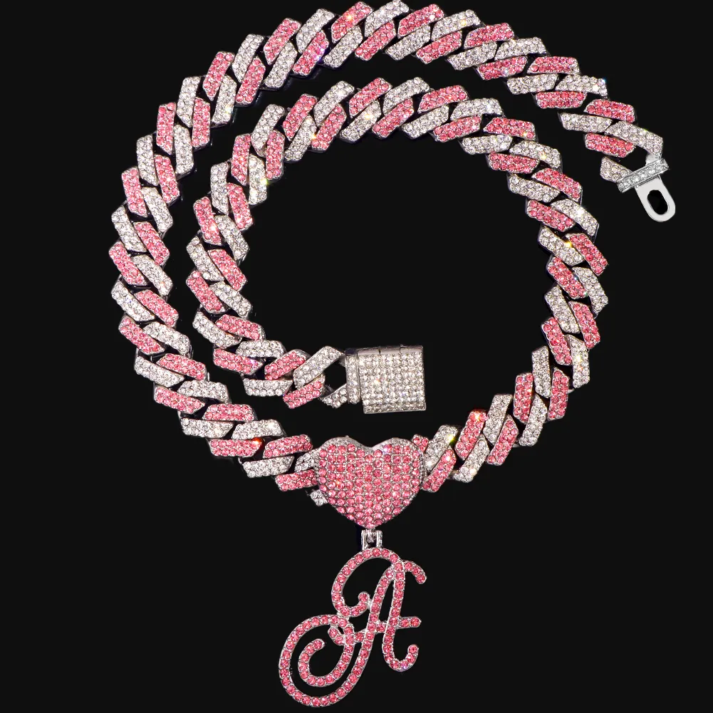 Anhänger Halsketten Hip Hop Bling Pink Crystal Cursive Initial Letter Cuban Halskette für Frauen Iced Out Paved Cuban Chain Halskette Choker Schmuck 230808