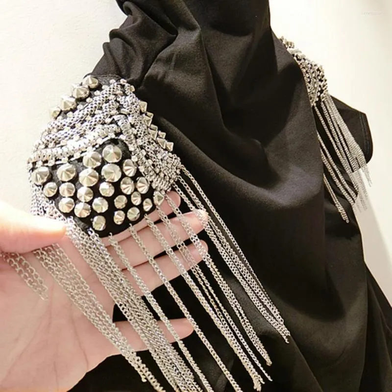 Shoulder brooch 2024