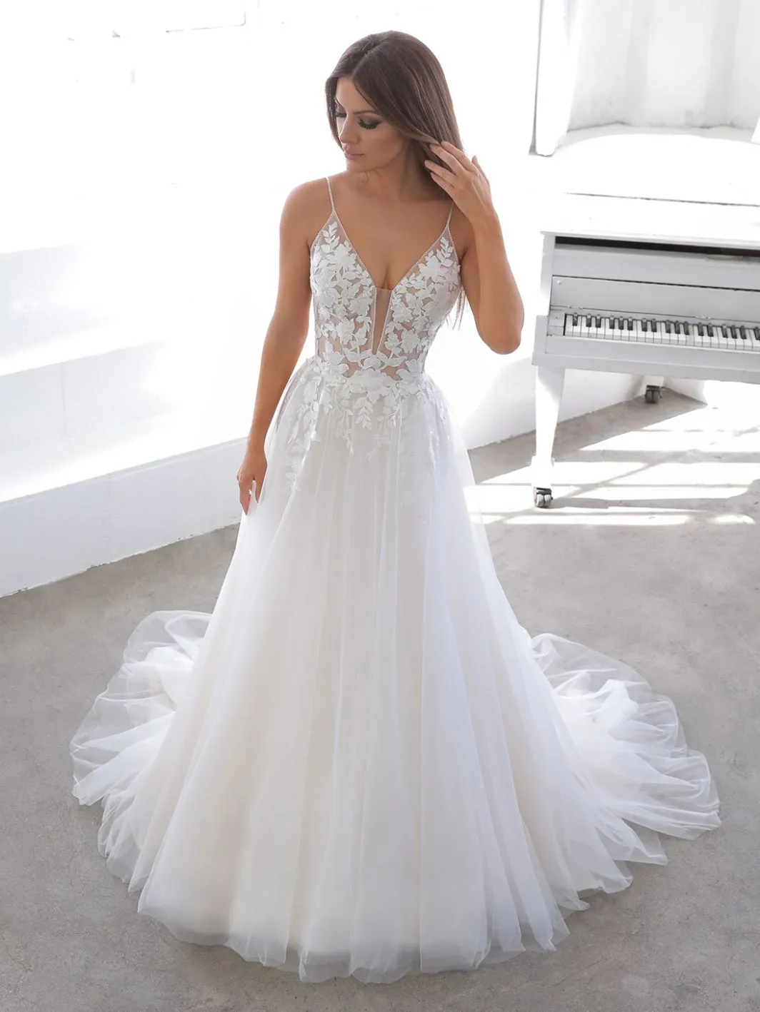 2023 Skromne białe sukienki ślubne dla kobiety A Line Beach Tiul Applique koronkowy pociąg sądowy V SCICJA SEKSY