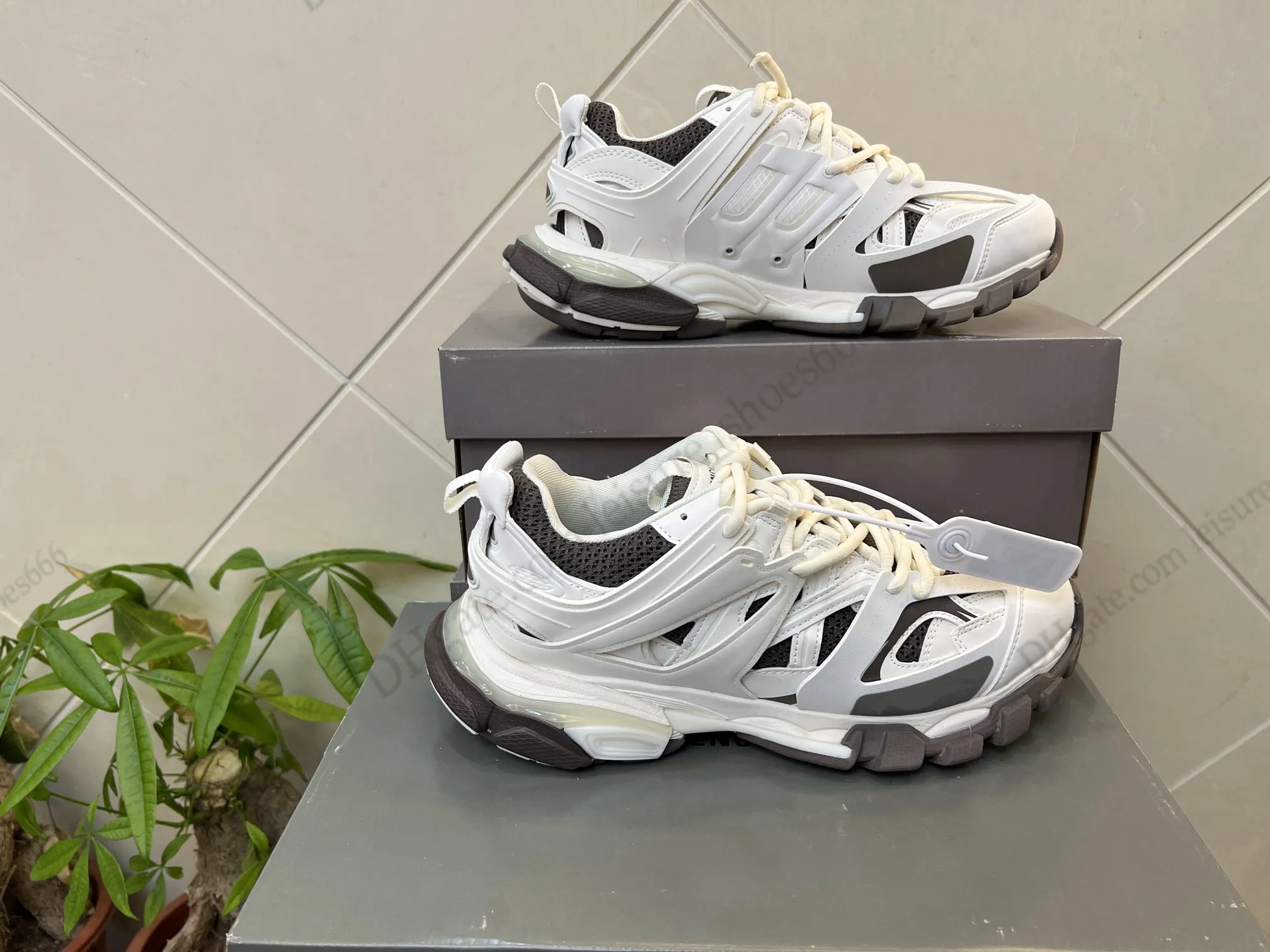 Paris Balencaigas Triple S 3.0 Dad Shoe